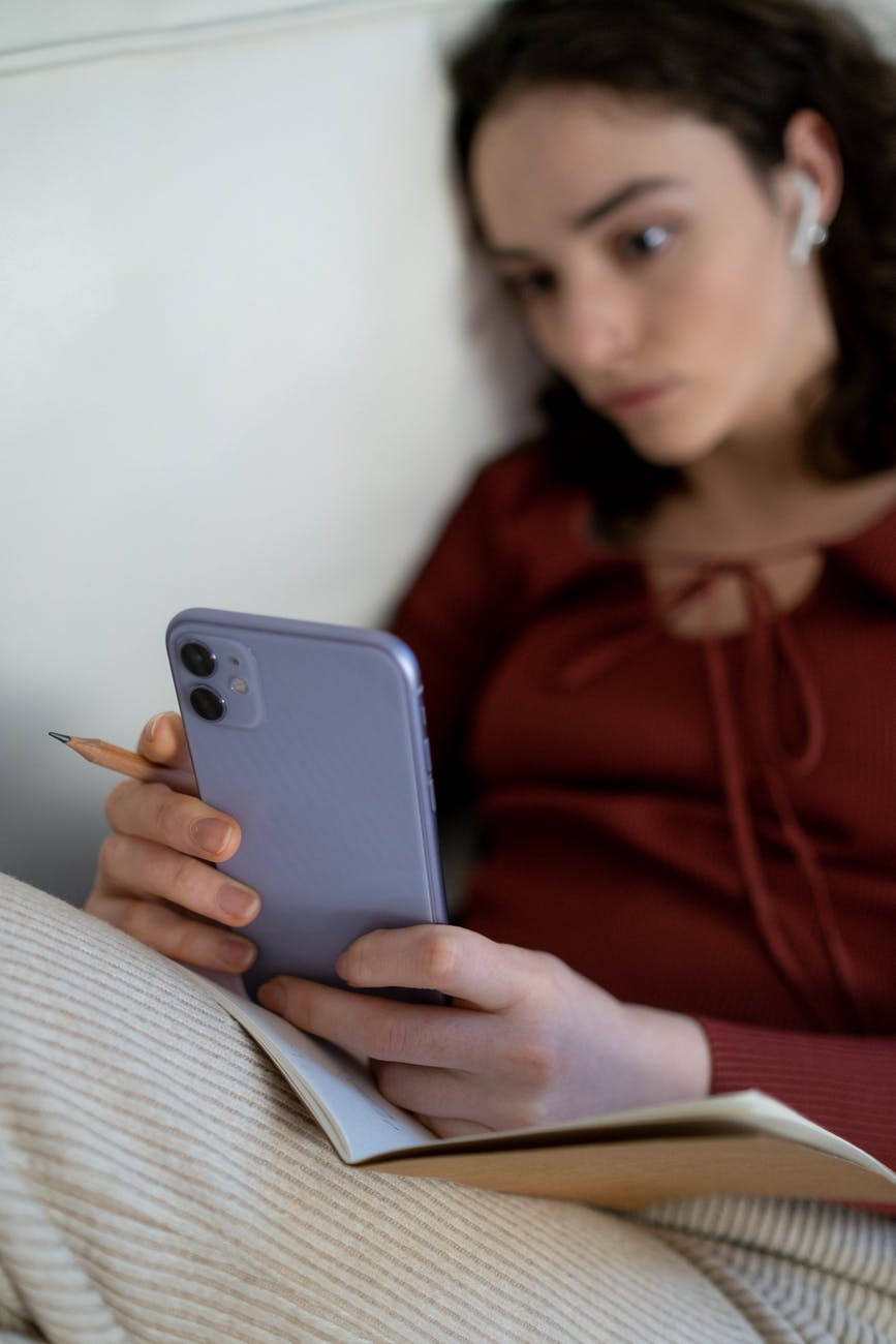 Jak przebiega wymiana szybki w iPhone?